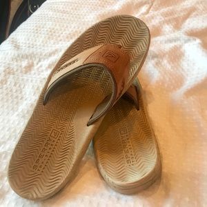 Men’s sperry flip flops new without tags.